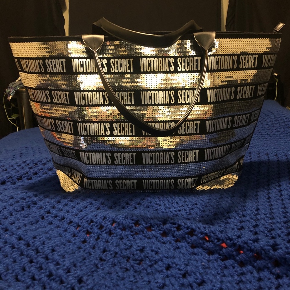 NWOT BUNDLE VICTORIA’S SECRET TOTE + POUCH